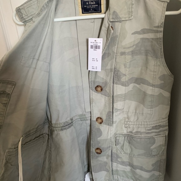 Abercrombie & Fitch camo vest - Picture 2 of 3
